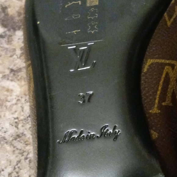 Womens brand new size 7 Louis Vuitton flats - Picture 3 of 5
